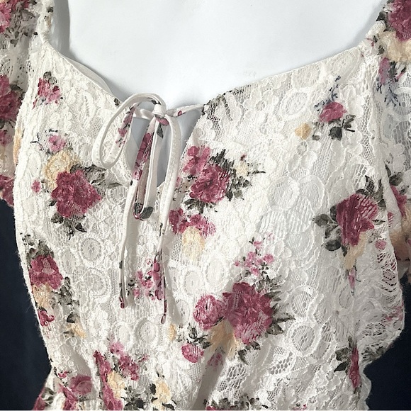 No Boundaries medium white/floral lace blouse - Picture 4 of 5